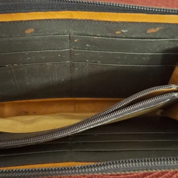 GUCCI Brown Zip Around Wallet - Picture 8 of 10